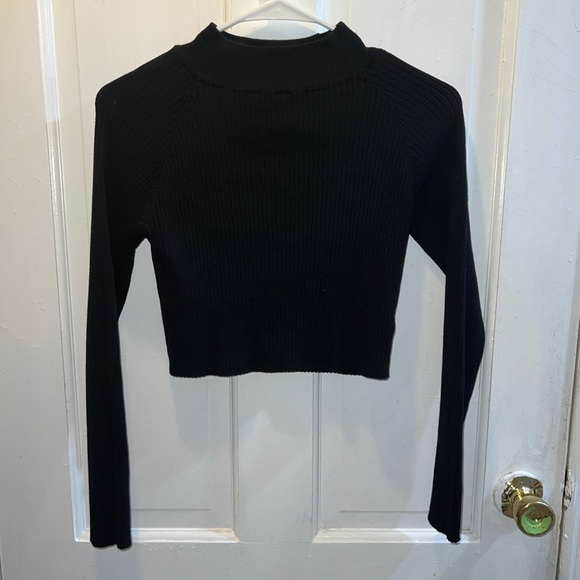 closet space Tops - Sweater crop top